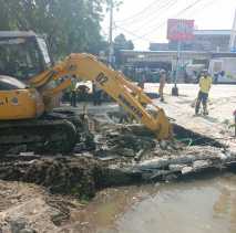Penyebab Banjir, Jembatan Beton di Jalan Arifin Ahmad Dibongkar