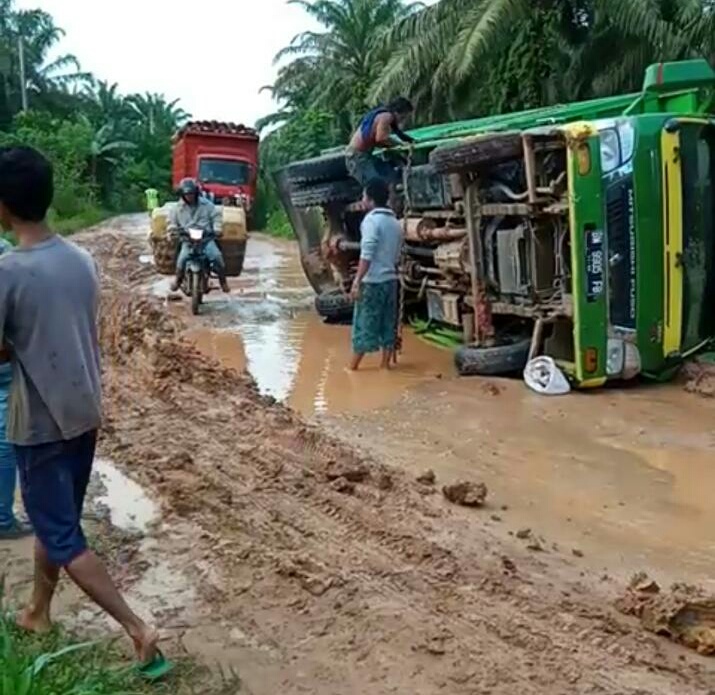 Jalan Gajah Mada Duri KM 12 Hingga KM 21 Seperti Kubangan, Kendaraan Sering Terjungkal 