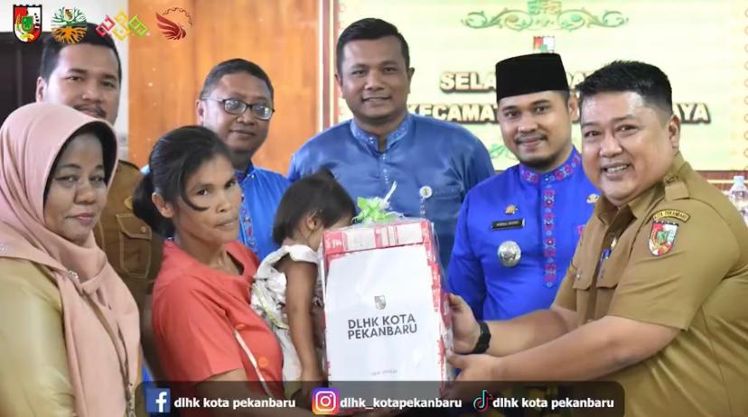 Komitmen Entaskan Stunting, Kadis LHK Pekanbaru Serahkan Bantuan di Kecamatan Tenayan Raya