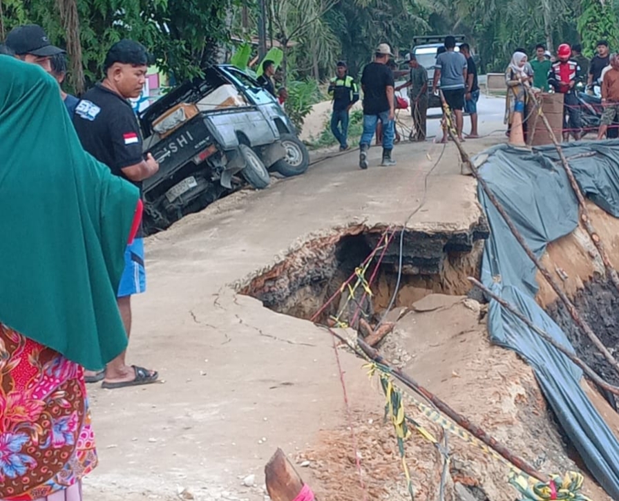 Tanah Longsor Ancam Jalan Lintas Tembilahan-Rengat, Warga Panik