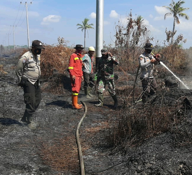 Terpantau di Aplikasi Lancang Kuning, Polsek Kuala Kampar Lakukan Pendinginan Titik Hotspot