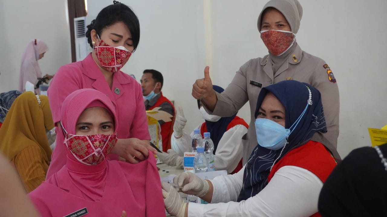 Bhayangkari Polres Pelalawan Ikuti Vaksinasi Covid-19
