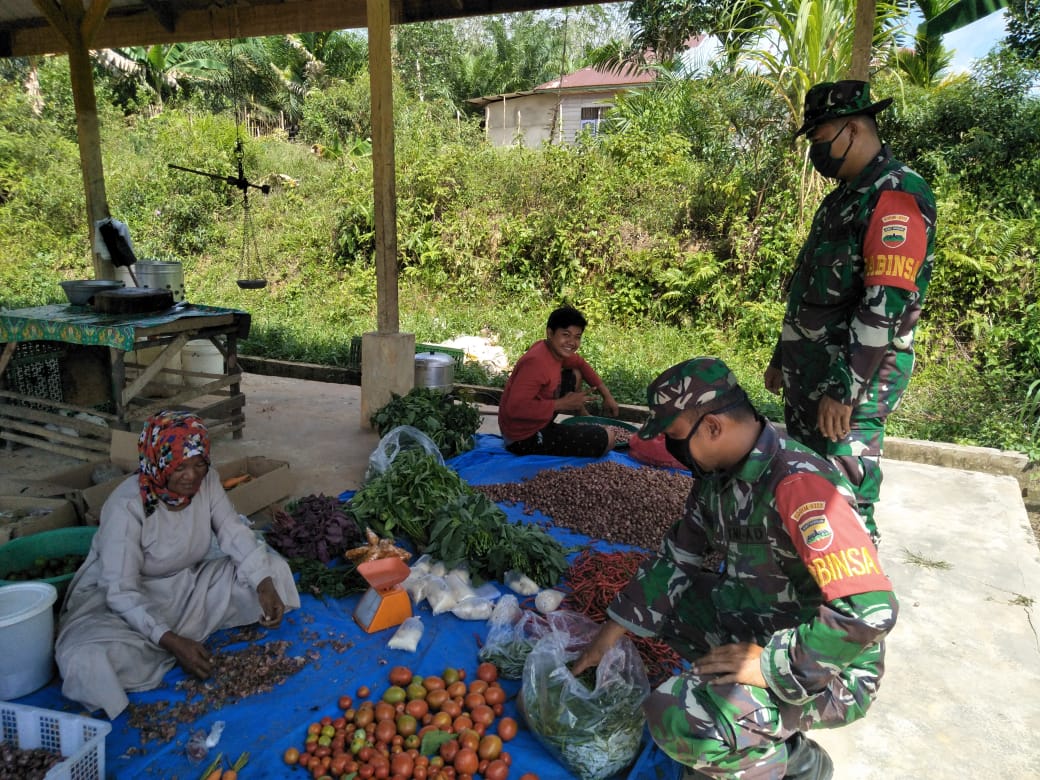 Babinsa Koramil 03 Bunut Sosialisasikan Penegakan Disiplin Protokoler Kesehatan