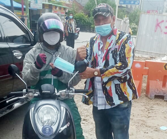 Peduli Covid-19, DPD PKN Provinsi Riau Bagikan Ratusan Masker