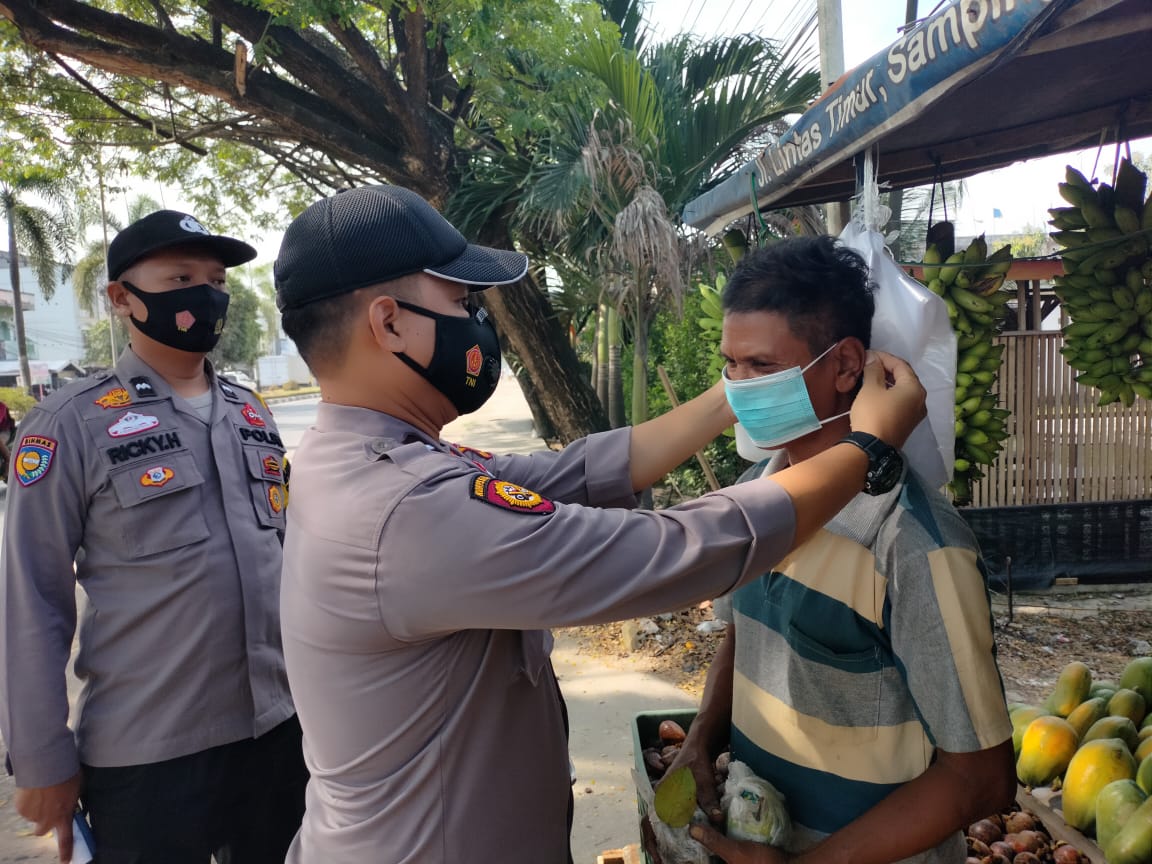 Polsek Pangkalan Kerinci Gelar Giat PPKM Pos Pantau di Mandiri Swalayan