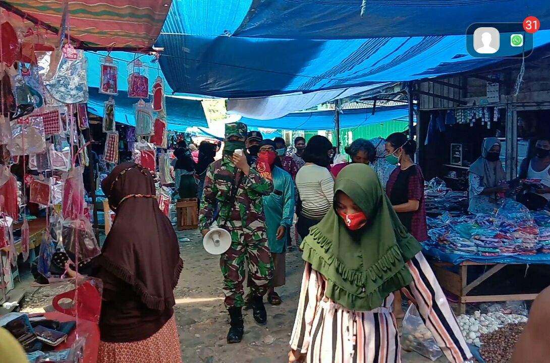 Babinsa Koramil 16/Tapung dan Kades Serta Kapus Imbau Warga Gunakan Masker di Pasar Suka Ramai