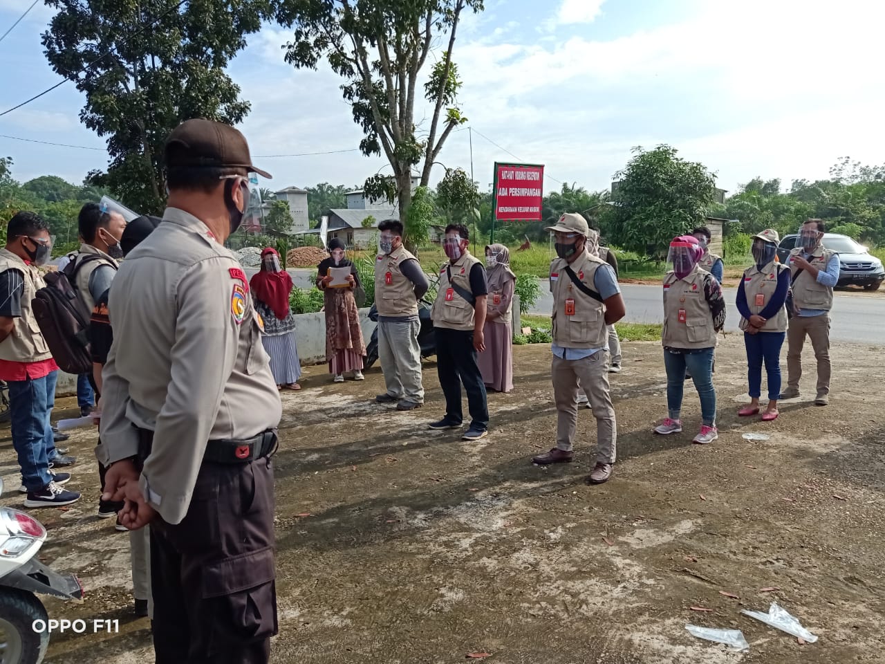 Polsek Pangkalan Lesung Dampingi Panwaslu Lakukan Penertiban APK