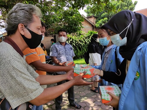 Bersama DPD HIPAKAD Riau, Mahasiswa Kukerta Unri Bagikan Bingkisan di Umban Sari