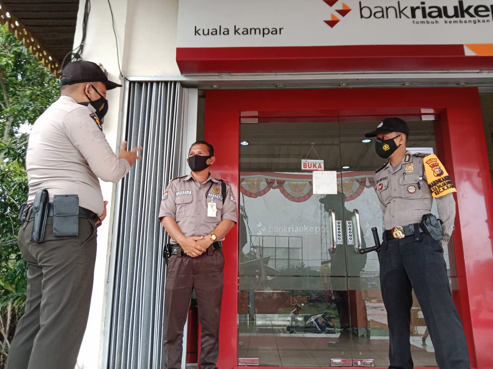 Antisipasi Tindak Kriminal, Polisi Berjaga di Perbankan Kecamatan Kuala Kampar Pelalawan