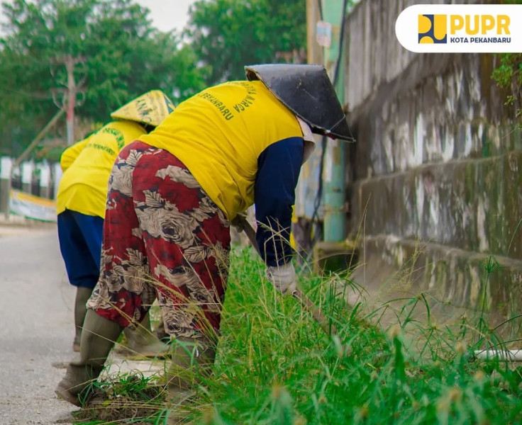 Dinas PUPR Pekanbaru Lakukan Normalisasi Drainase di Jalan Karya Bakti
