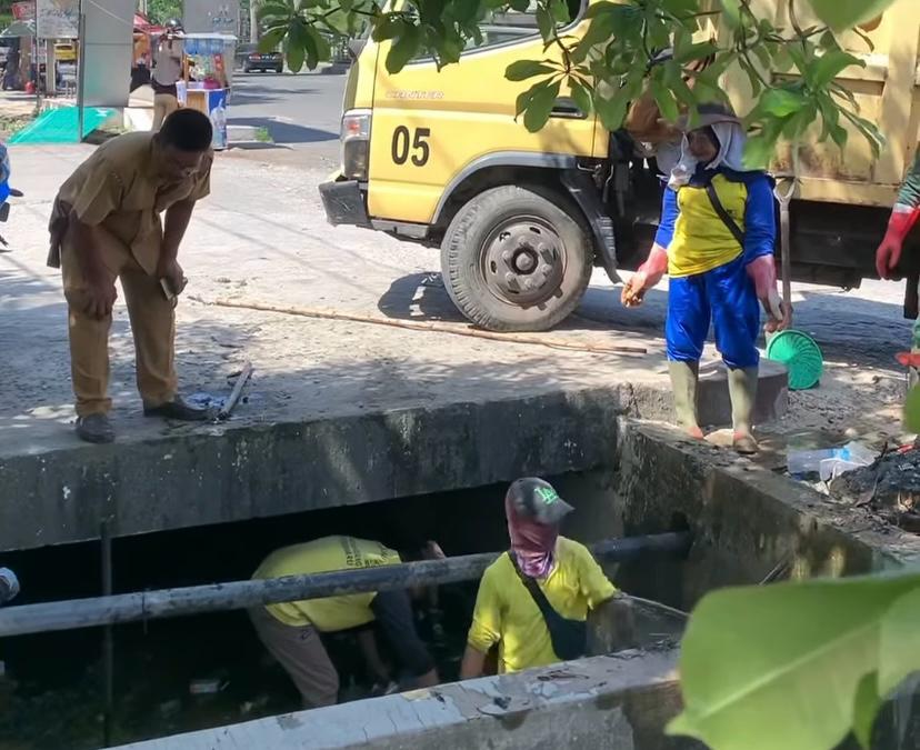 Mencegah Banjir, Dinas PUPR Pekanbaru Normalisasi Drainase Jalan Jendral Sudirman