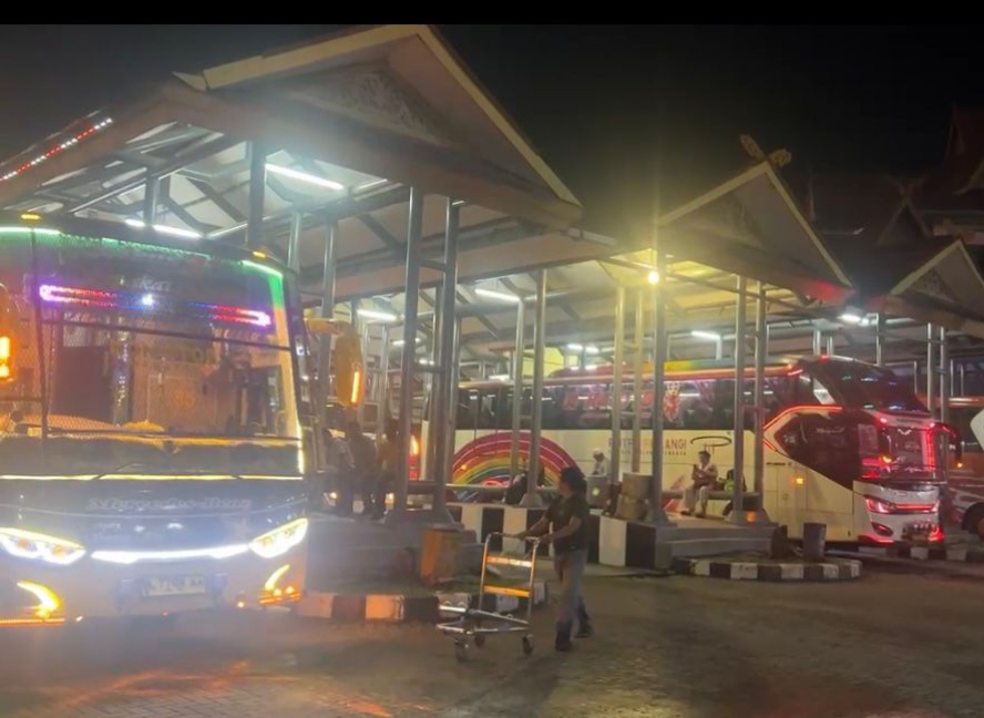 Terminal Payung Sekaki Pekanbaru Mulai Padat Pemudik, Tiket Bus Laris Terpesan