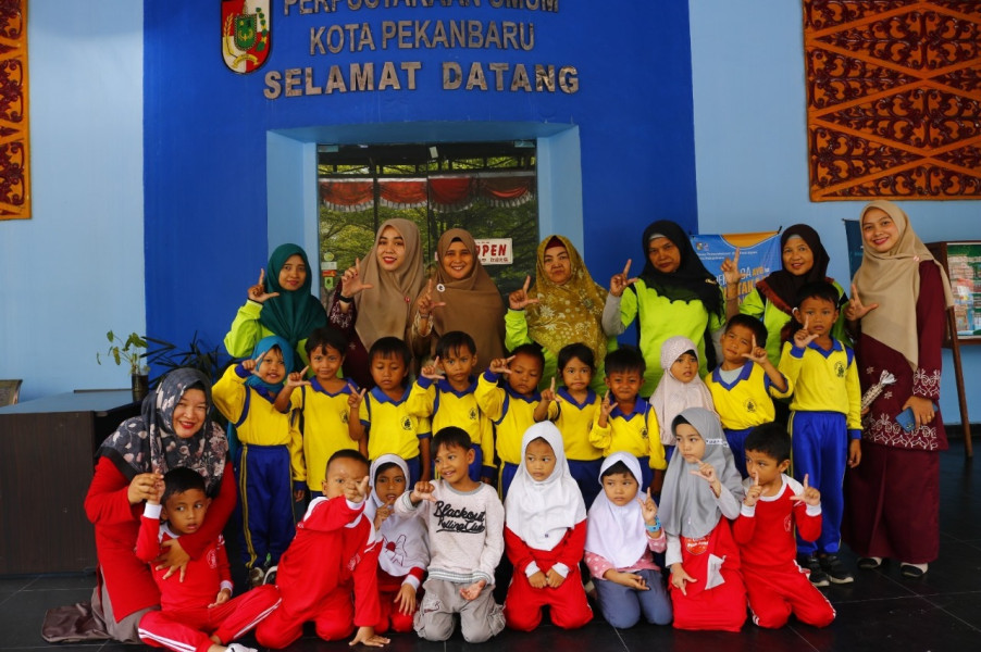PAUD Bunga Kiambang dan SPNF SKB Jelajah Dunia Buku di Perpustakaan Tenas Effendy