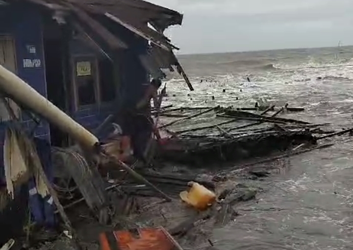 Gelombang Pasang Hantam Kuala Selat, Satu Rumah Roboh dan Kebun Warga Terancam