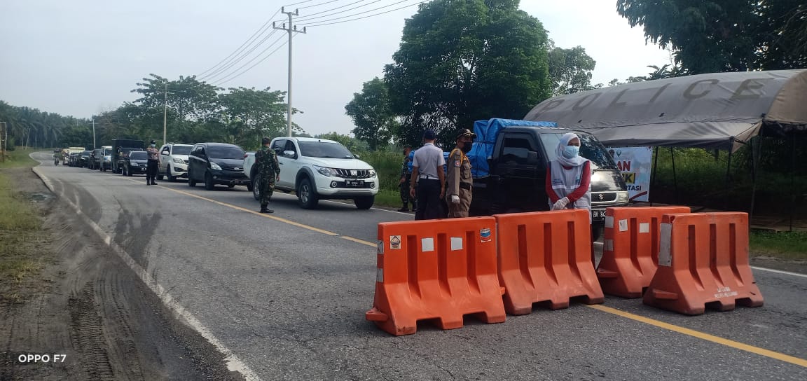 Polsek Bandar Sei Kijang Pantau Masyarakat yang Melintas