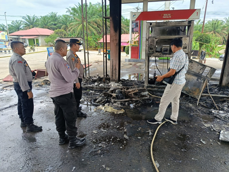 Mesin Motor Menyala Saat Isi BBM, SPBU di Rokan Hulu Dilalap Api