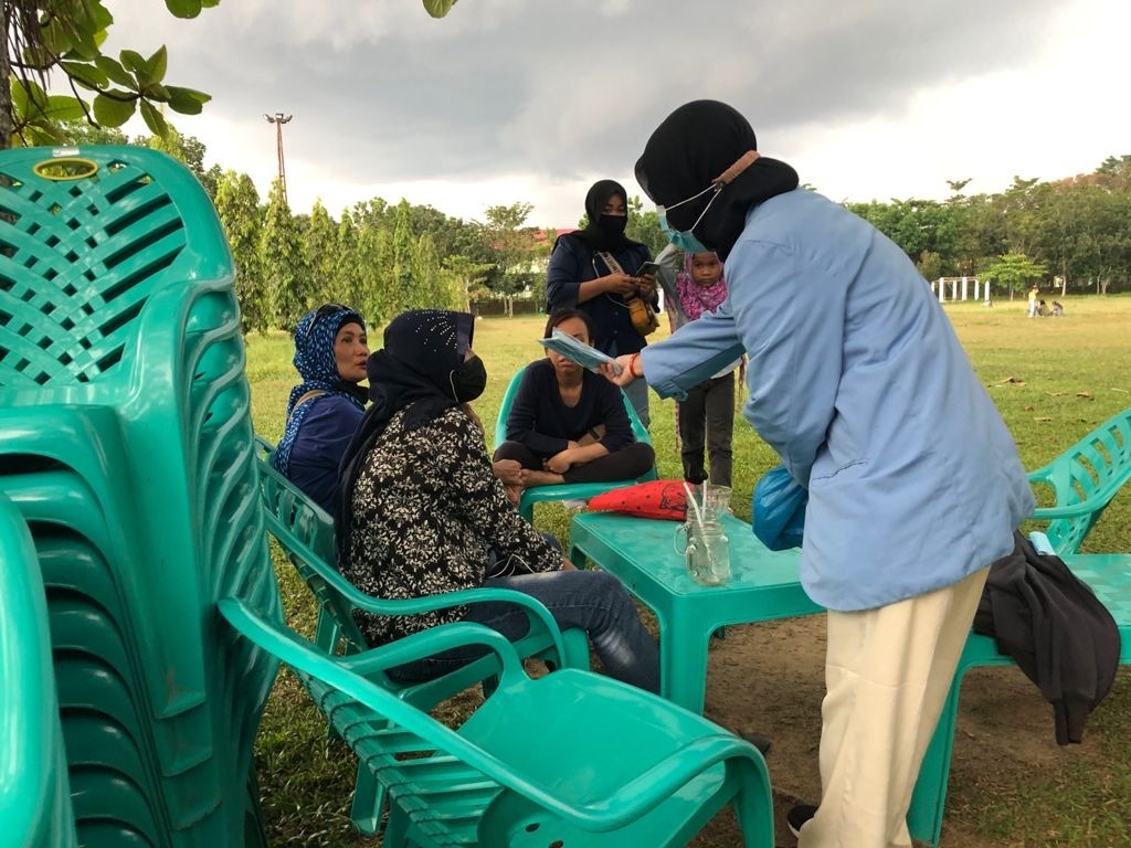 Mahasiswa Kukerta Unri Bagikan Masker dan Hand Sanitizer di Rumbai