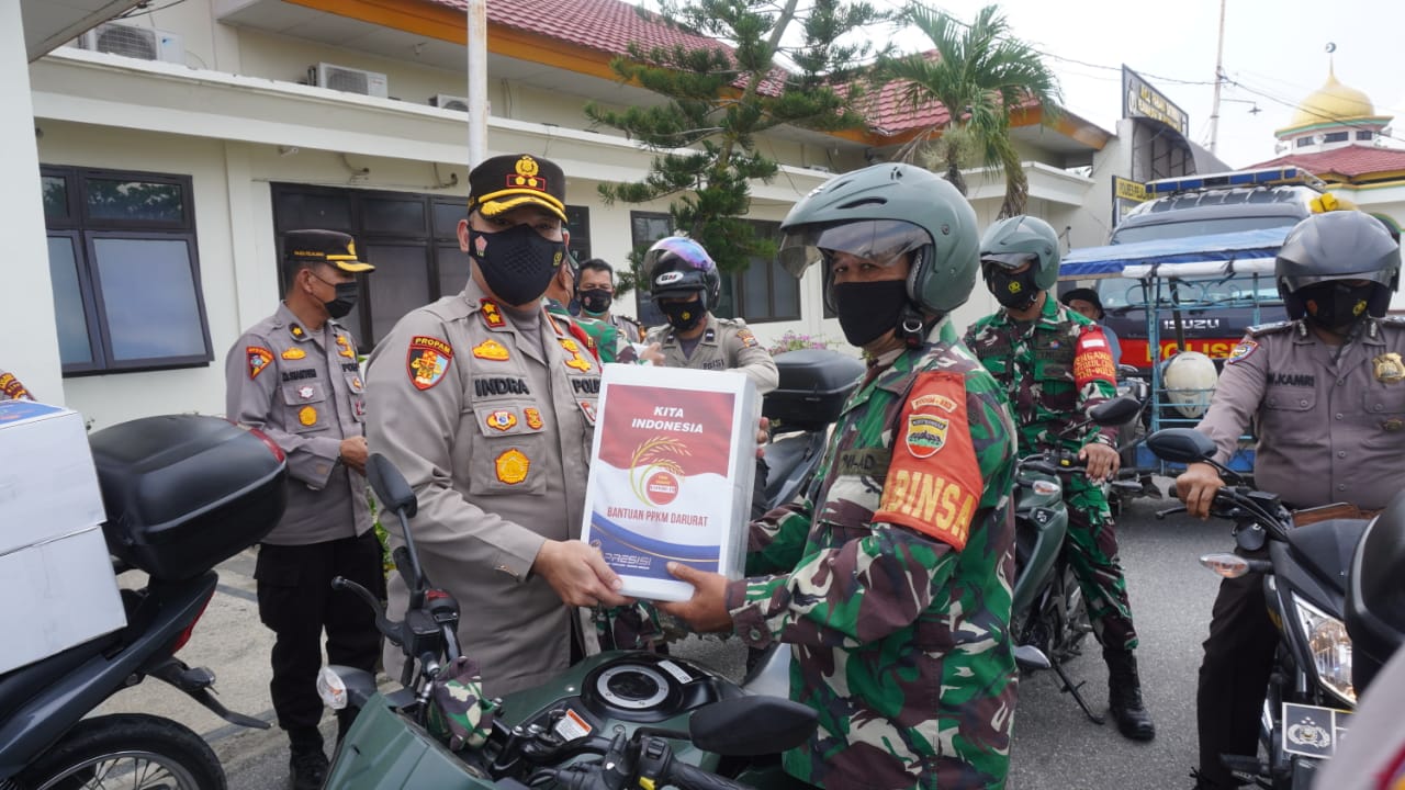 Polres Pelalawan Salurkan Program Pemerintah, 300 Paket Bansos