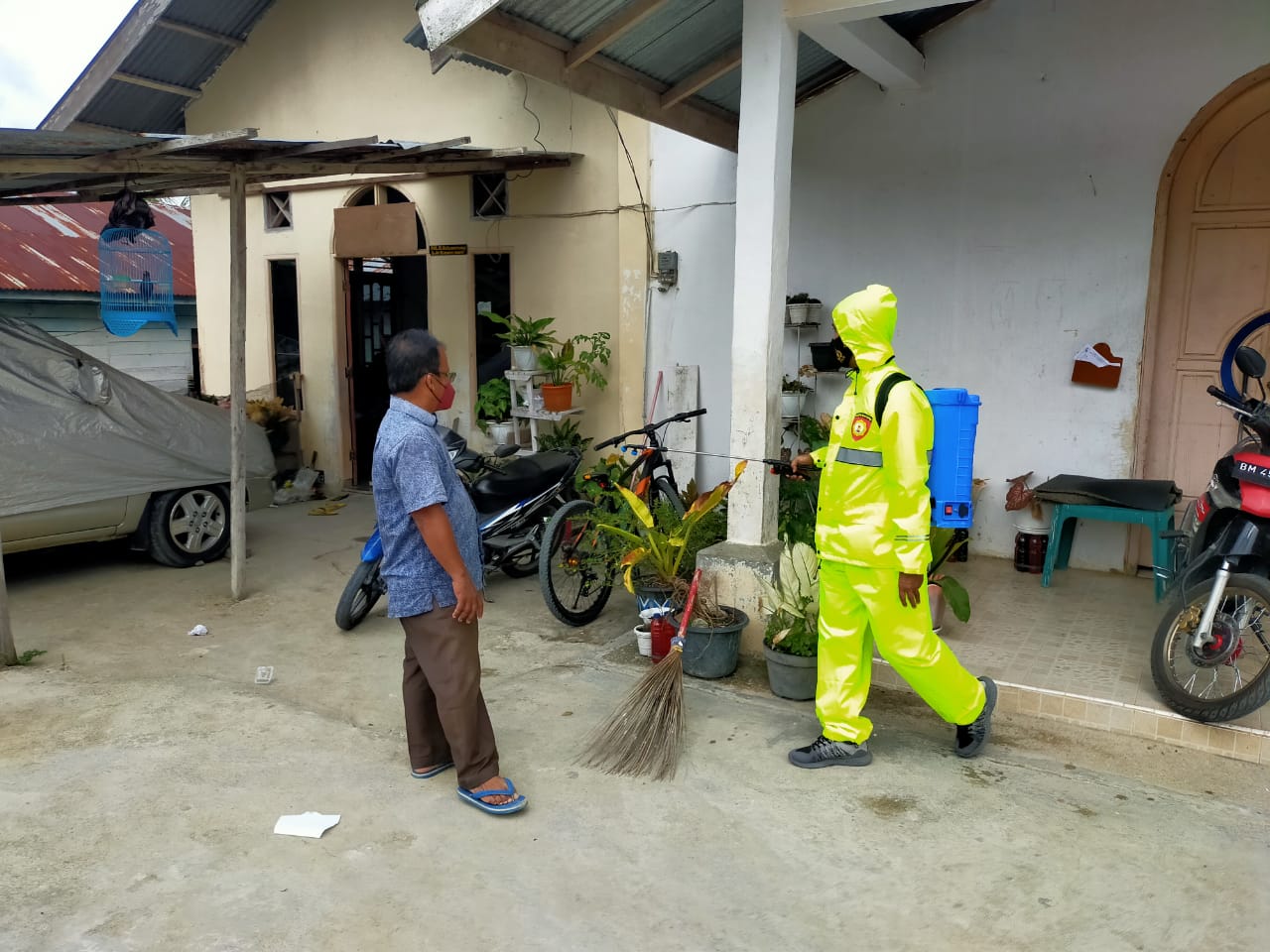 Polsek Pangkalan Kuras Semprot Disinfektan di Gereja GPDI Maranatha