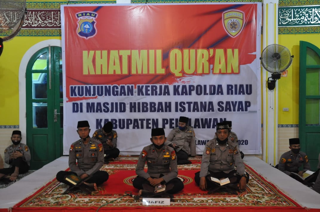 Hadiri Khatmil Quran, Kapolda Riau Beri Bantuan 1000 Kitab Suci Alquran