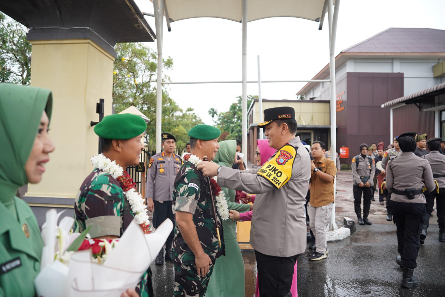 Pelepasan Danrem 031/WB Diwarnai Tradisi Pedang Pora, Kapolda Riau: TNI-Polri Saudara Kandung
