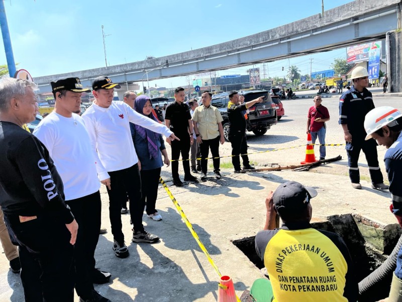 Mobil Sedot Lumpur Mulai 'Action' di Pekanbaru