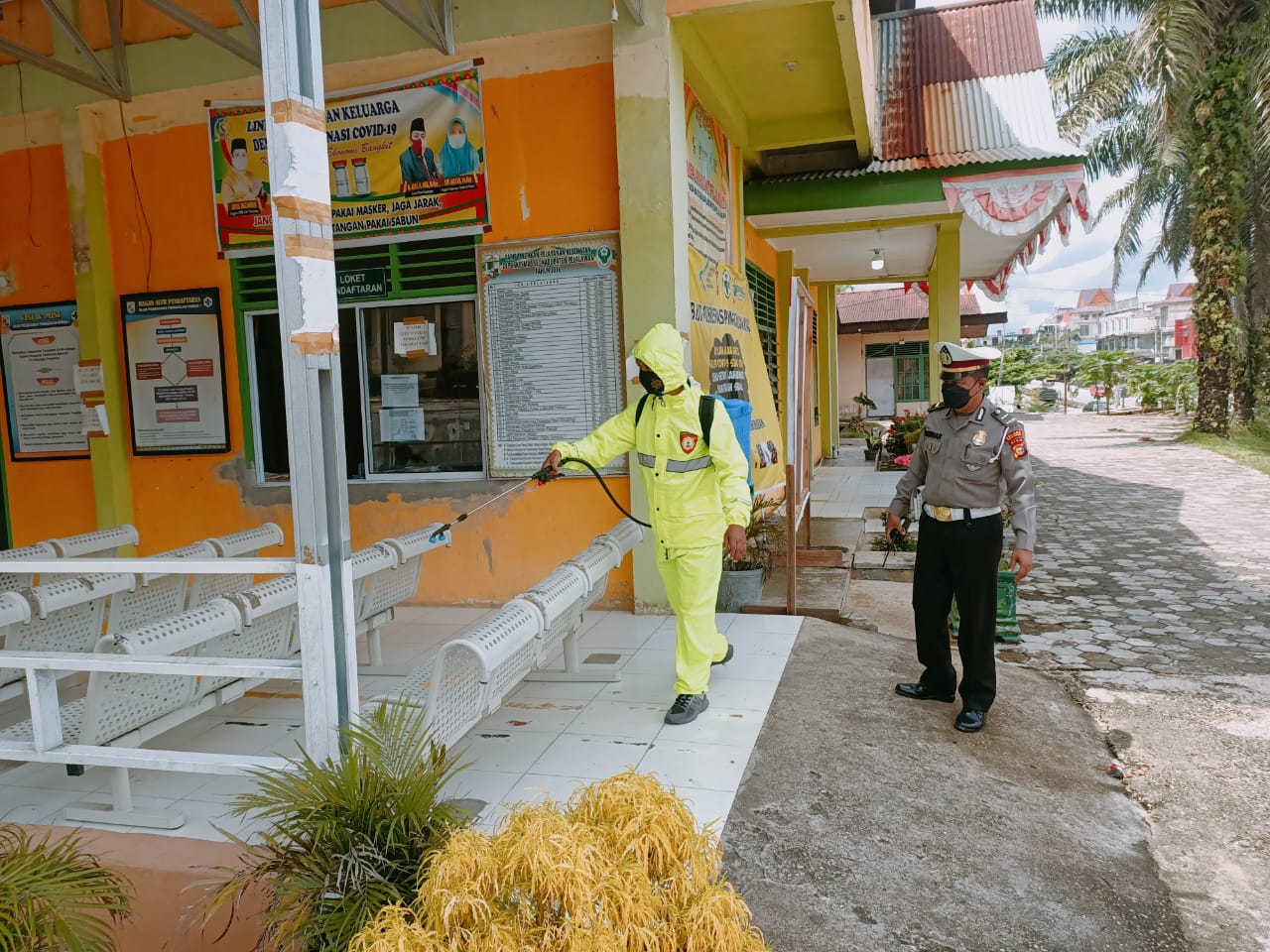 Polsek Pangkalan Kuras Lakukan Penyemprotan Disinfektan di Puskesmas