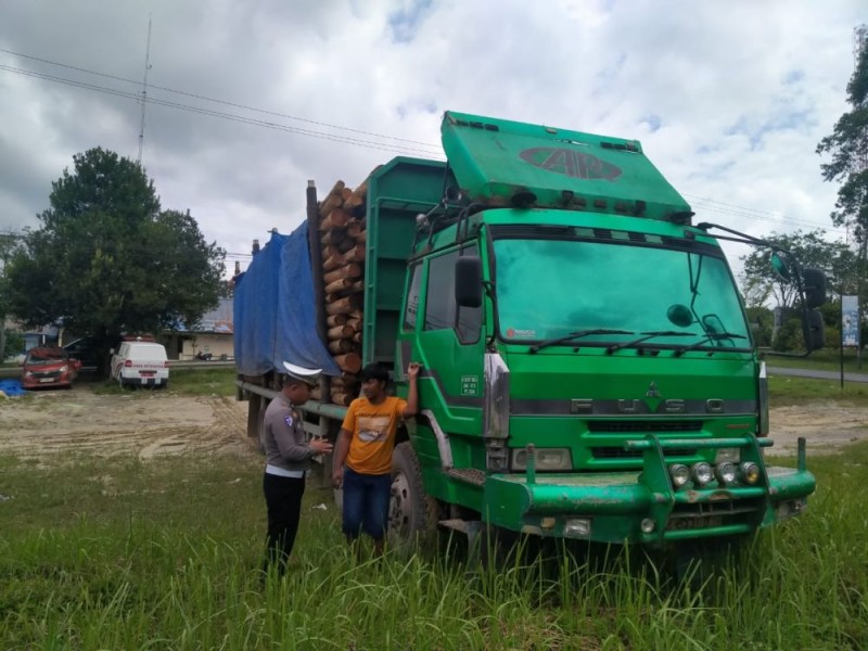 Sopir Truk Nekat Bawa 14 Ton Kayu Akasia di Tengah Larangan Operasional Lebaran