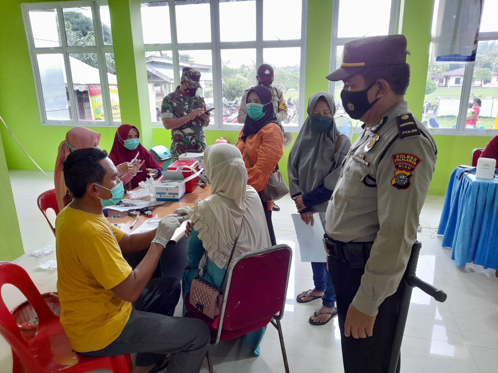 Polsek Kuala Kampar Amankan Giat Vaksinasi di Puskesmas