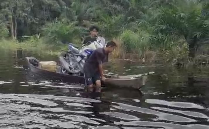 Banjir Rendam Desa Tanjung Kudu, Warga Terpaksa Gunakan Sampan untuk Melintas