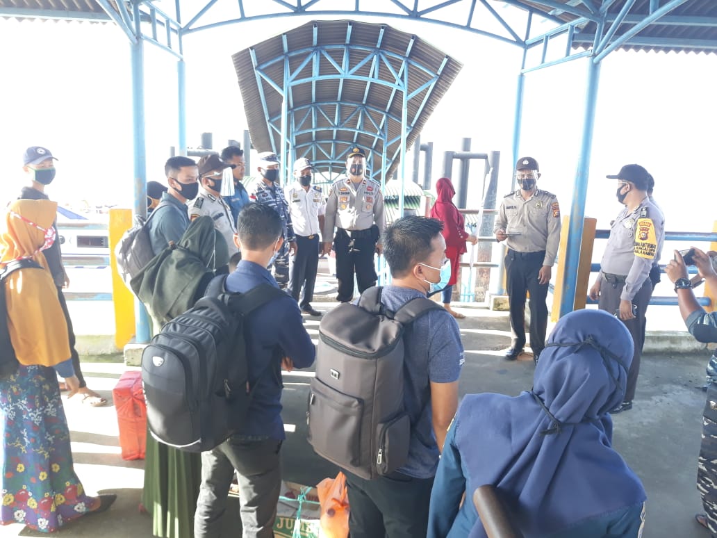 Antisipasi Massa ke Kantor KPU Kabupaten Pelalawan, Anggota Polsek Kuala Kampar Berjaga di Pelabuhan