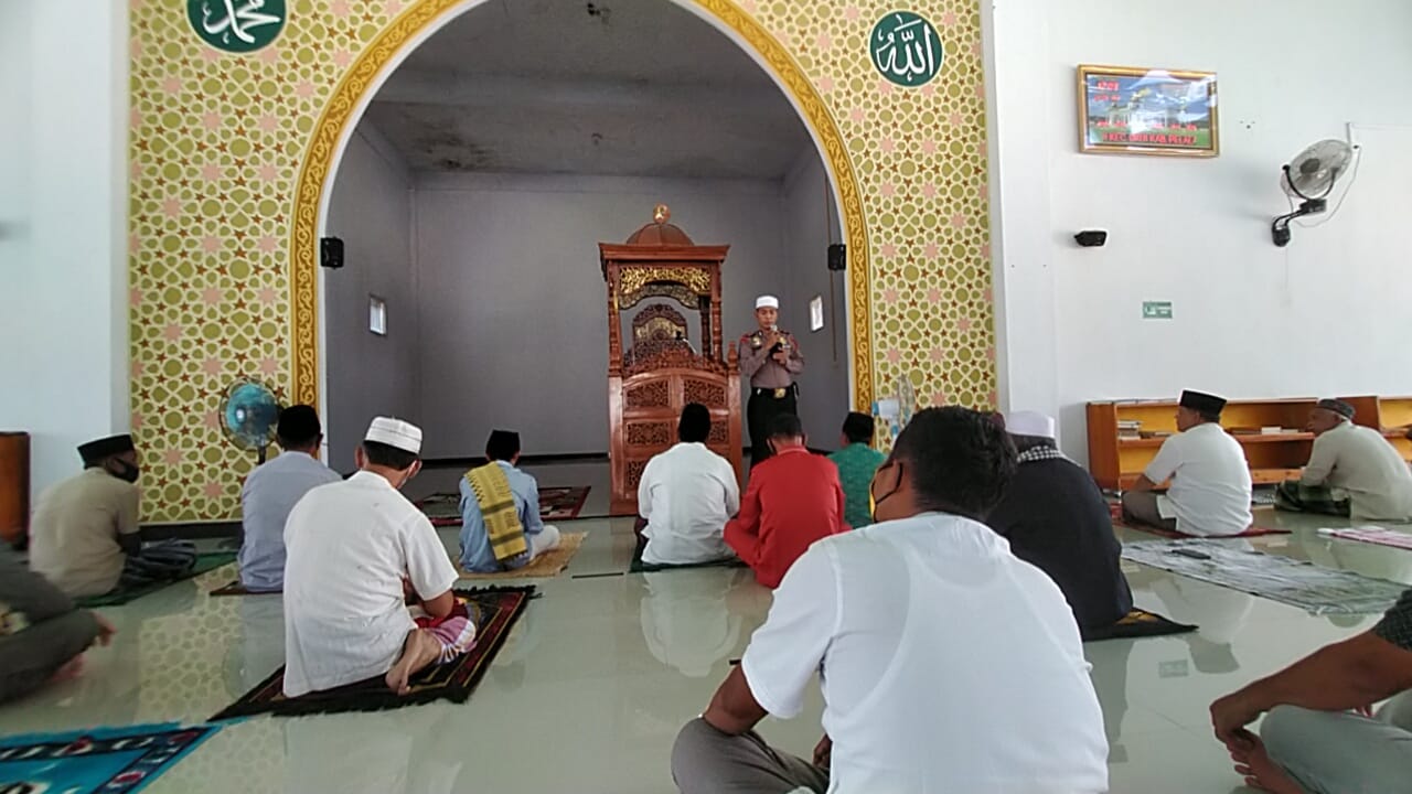 Kapolsek Ukui Ajak Jamaah Masjid Paripurna Al Jihad Terapkan Prokes