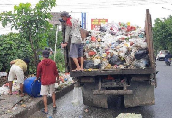 DLHK Pekanbaru Perketat Pengawasan Vendor Sampah dengan Pemasangan GPS