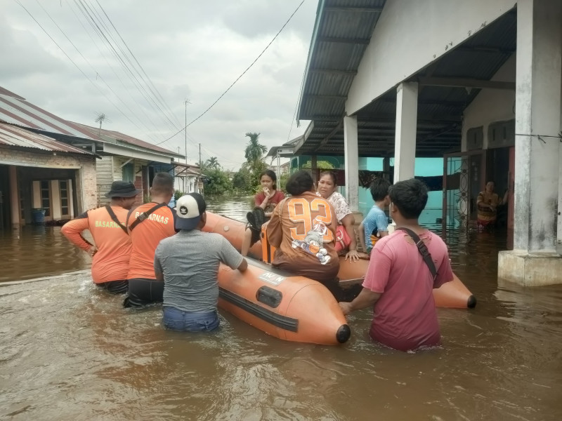 43 Warga Rumbai Berhasil Dievakuasi Tim SAR dari Banjir