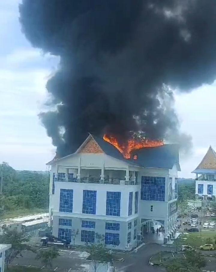 Si Jago Merah Lalap Gedung Empat Lantai di Tenayan Raya