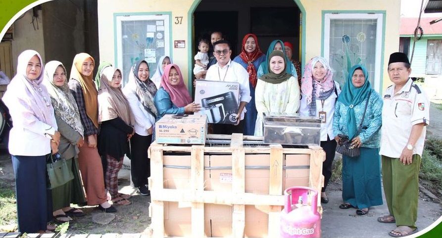 Kepala DKP Maisisco Serahkan Bantuan Alat Usaha Pengolahan Pangan untuk Kelompok Kampung Pangan Lokal