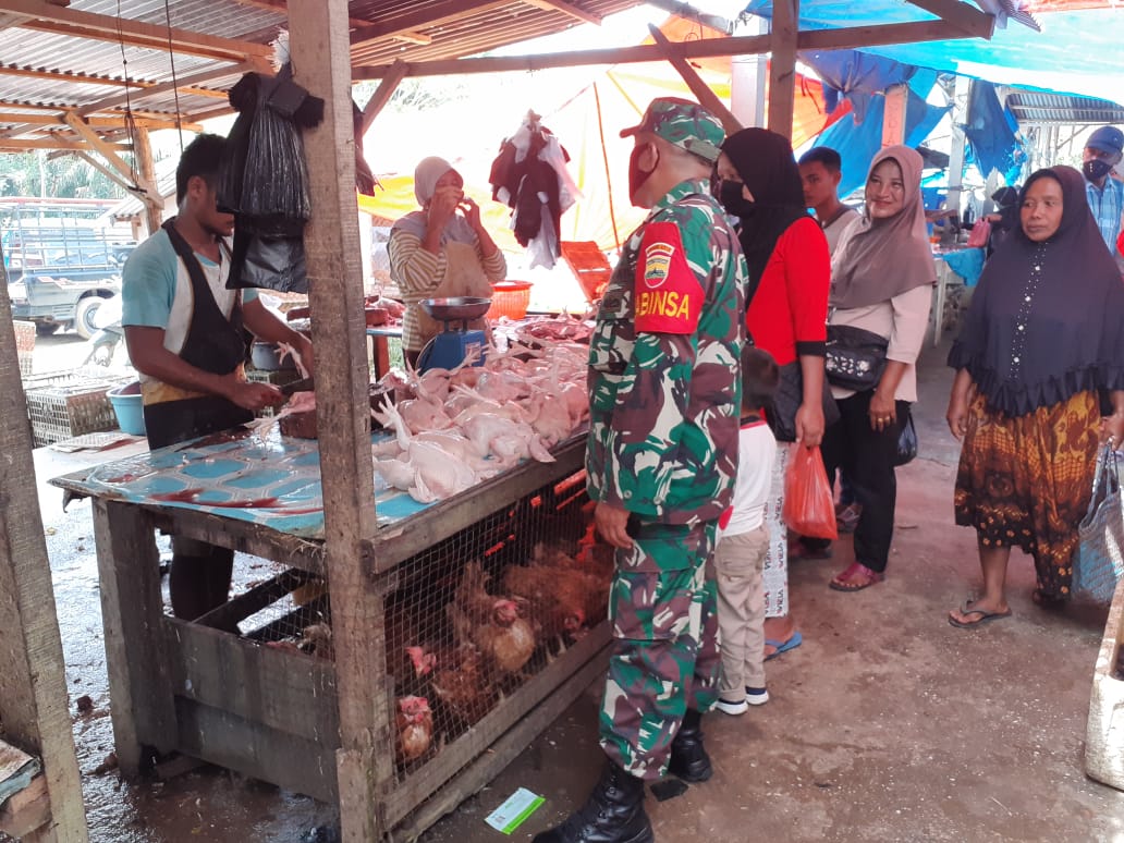 Babinsa Koramil 05/Kampar Kiri Pantau Harga Sembako di Pasar Tradisional Lipat Kain