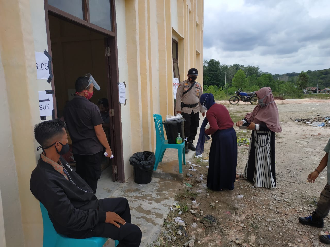 Pengamanan TPS oleh Personil Polsek Kerumutan Sekaligus Imbau 3M