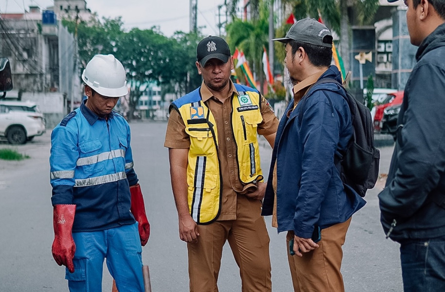 Laporan Warga, PUPR Pekanbaru Tinjau Jaringan IPAL Meluap di Jalan Tengku Zainal Abidin