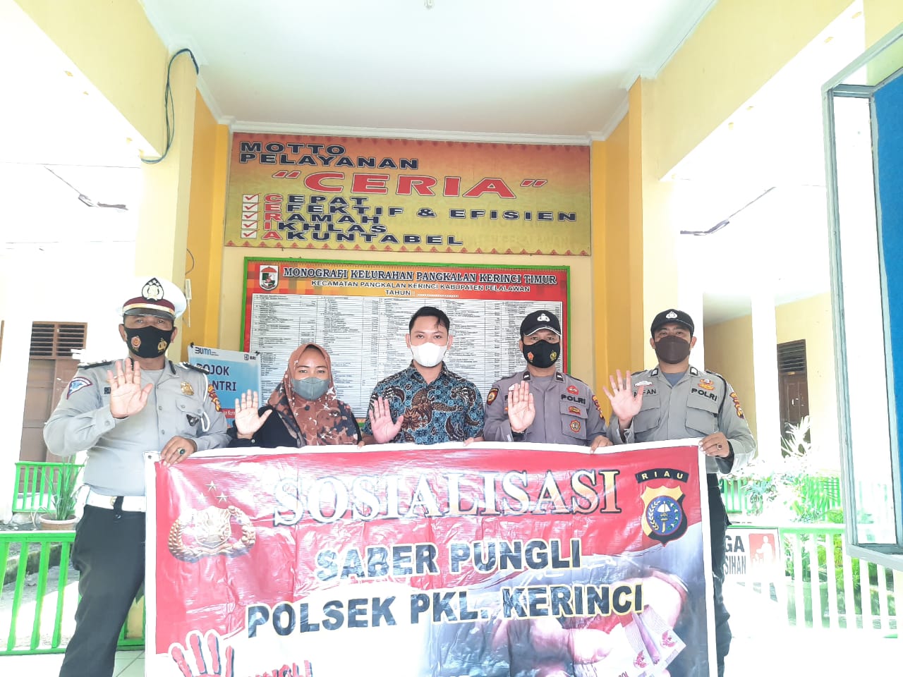 Sambangi Kantor Lurah, Polsek Pangkalan Kerinci Berikan Sosialisasi Saber Pungli ke Pegawai