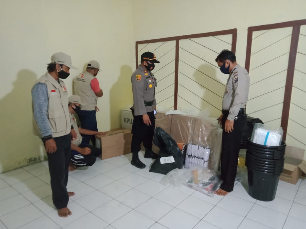 Kapolsek Kerumutan Cek dan Kontrol Logistik Pemilu di PPS