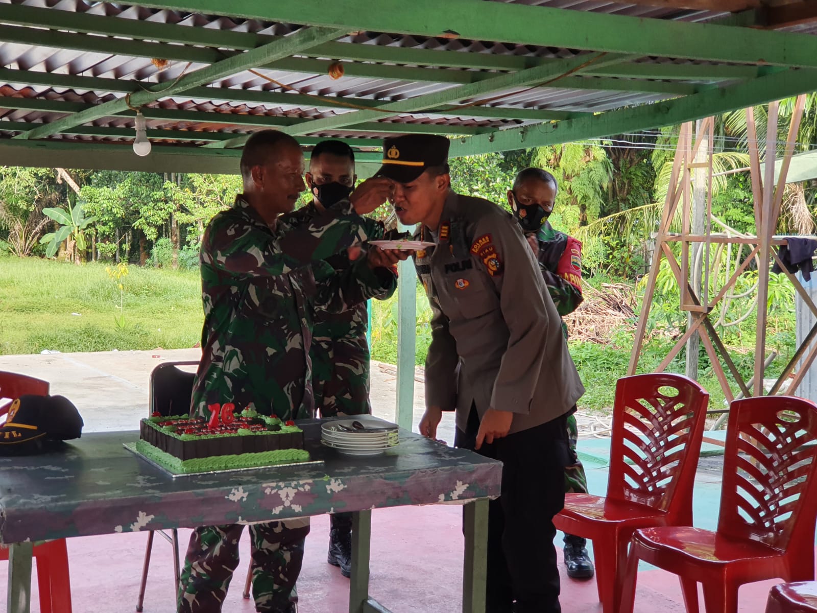 Polsek Pangkalan Kuras Sambangi Koramil, Ucapkan HUT ke-76 TNI