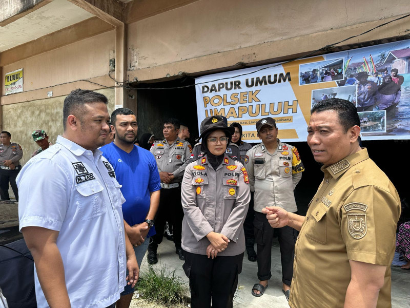 Polsek Limapuluh Dirikan Dapur Umum, Wawako Pekanbaru Apresiasi Langkah Cepat Tangani Banjir