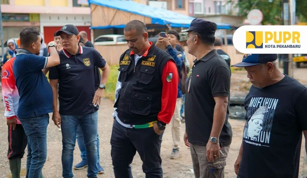 Kepala Dinas PUPR Pekanbaru Tinjau Drainase Tersumbat di Kecamatan Payung Sekaki