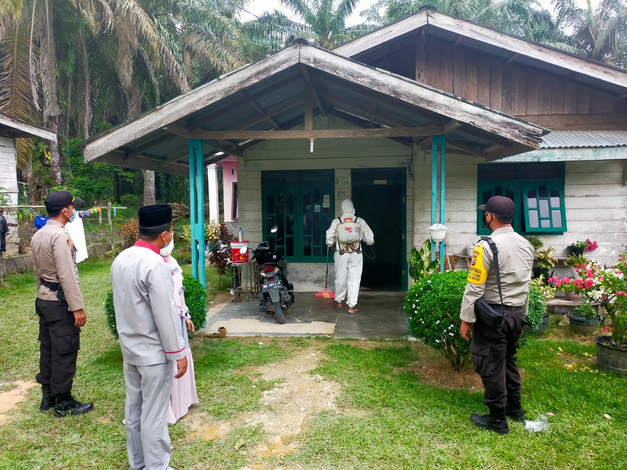 Polsek Pangkalan Lesung dan Satgas Covid-19 Lakukan  Penyemprotan Desinfektan