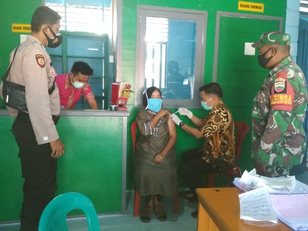 Polisi dan TNI Bersinergi Jaga Keamanan Vaksinasi di Teluk Meranti