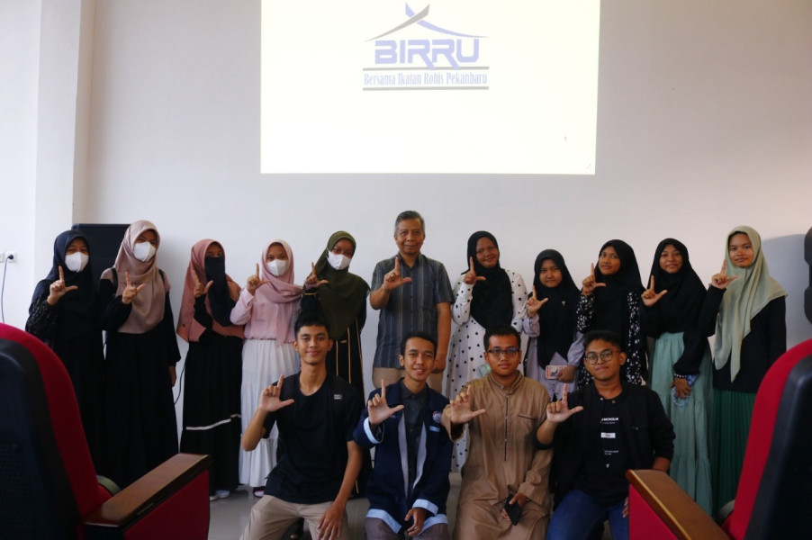 BIRRU Manfaatkan Fasilitas Multimedia Perpustakaan Tenas Effendy untuk Kegiatan Positif