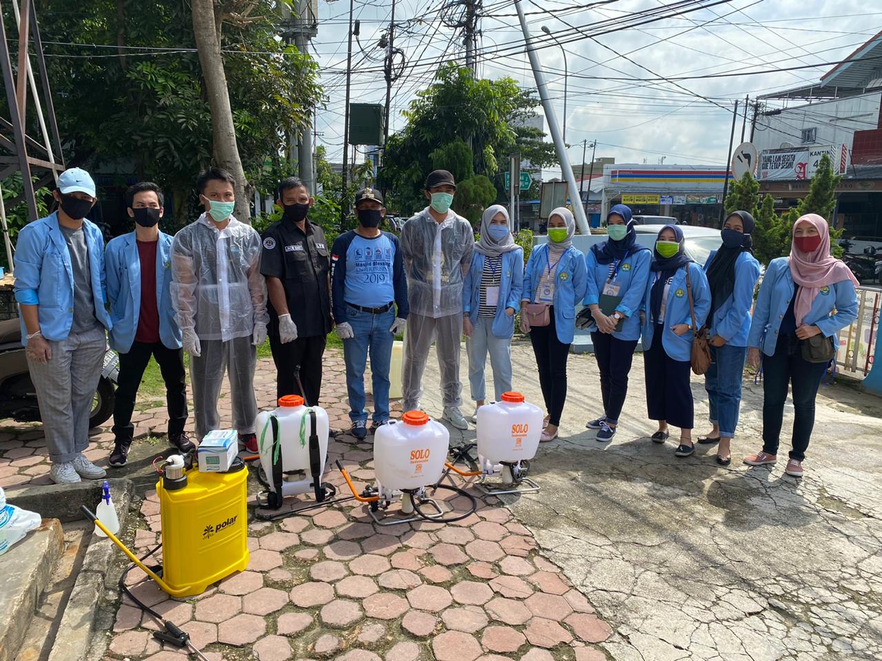 Mahasiswa UR Lakukan Penyemprotan Disinfektan di Fasilitas Umum di Kelurahan Pesisir