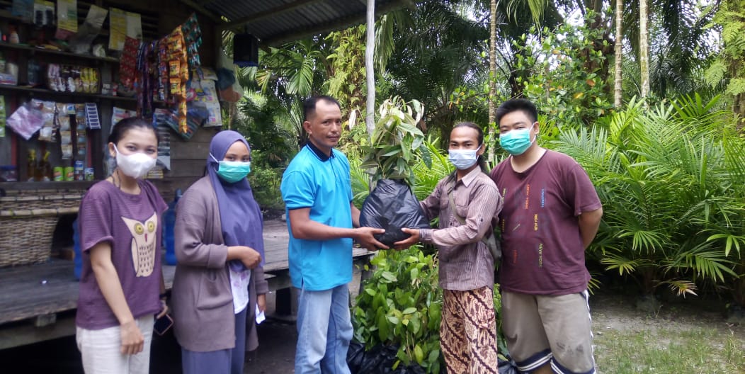 Mahasiswa Kukerta Balek Kampung Unri Rantau Panjang Bagikan 1.500 Bibit Pohon