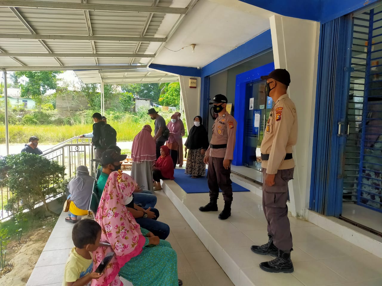 Polsek Kerumutan Patroli di Bank BRI, Imbau Nasabah Agar Terapkan Prokes